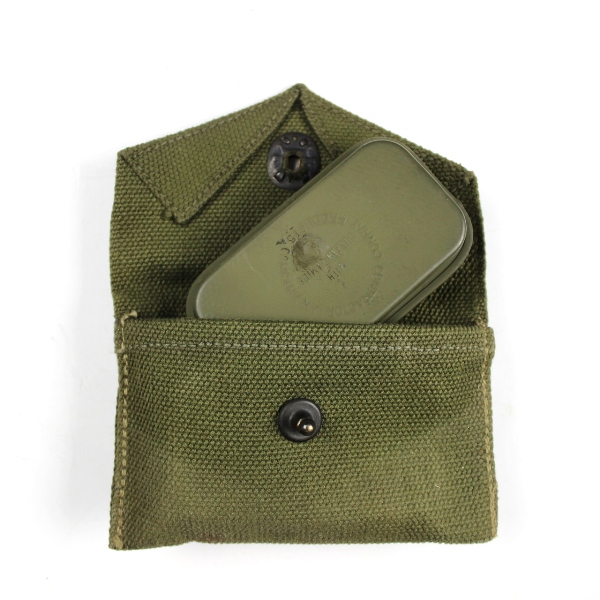 M1942 first aid packet pouch w/ content - 1945