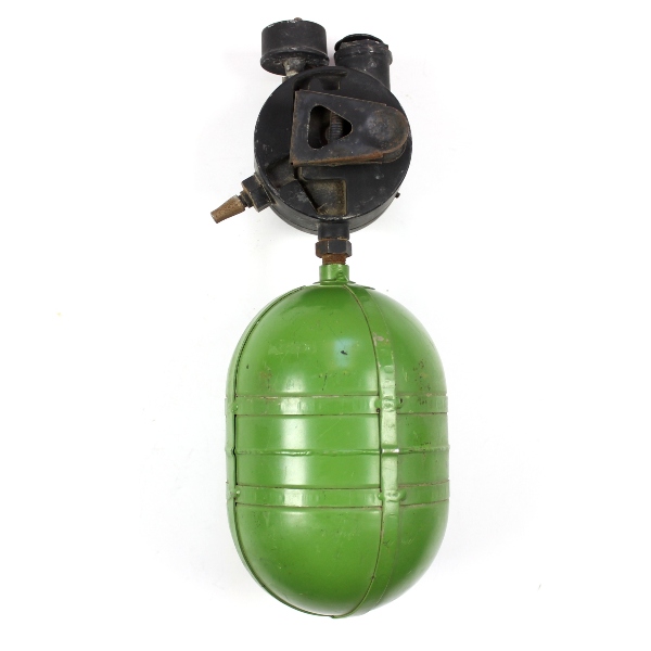 Type A-4 walk around oxygen bottle w/ type A-13 regulator